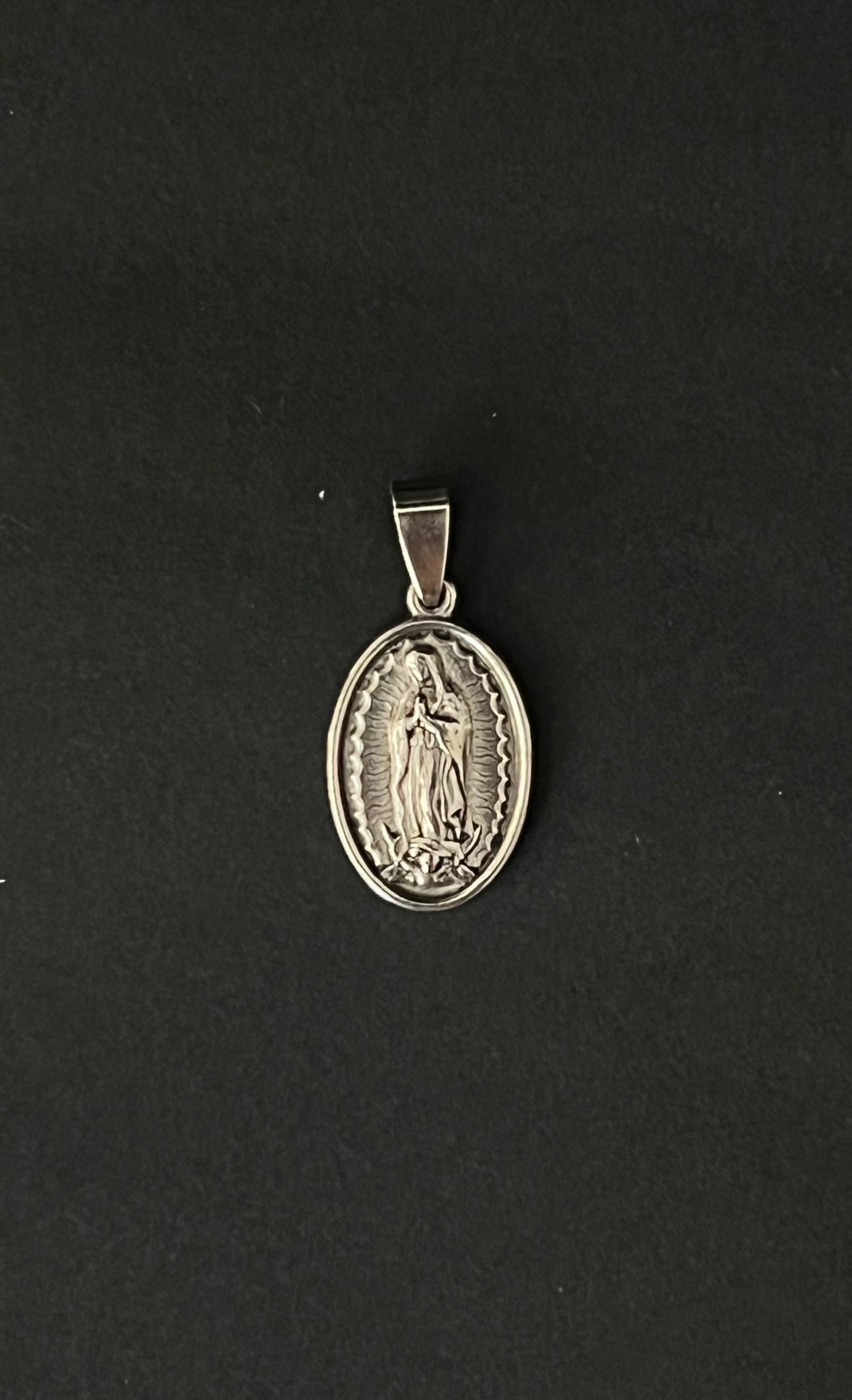 Dije Monera Bordeada